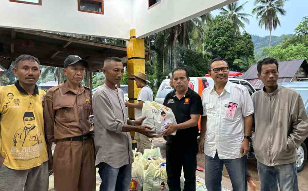 Usai Lebaran Andre Rosiade kembali Kirim Bantuan Sembako untuk Korban Terdampak Banjir di Lengayang&nbsp;Pessel