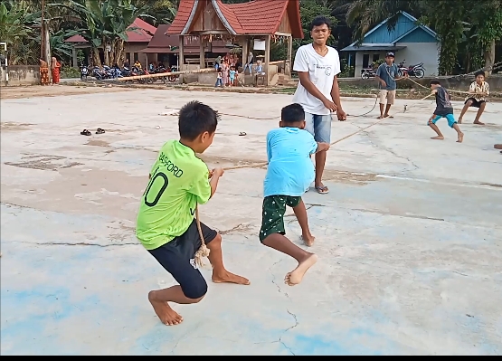 Pemuda Pemudi Kambang Utara Pessel Ramaikan Lebaran dengan&nbsp;Perlombaan
