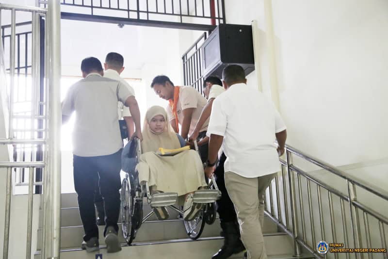 Totalitas Pelayanan UTBK-SNBT UNP, Panitia Tandu Peserta Korban Kecelakaan ke Lantai&nbsp;Empat