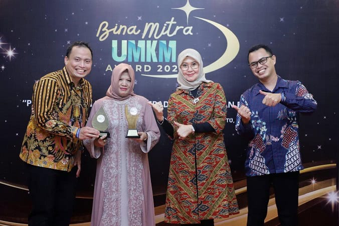 Sukses Bawa Mitra Binaan ‘Rumah Sandal Geulis’ Go Internasional, Jasa Raharja Raih Predikat Gold dalam Ajang Bina Mitra UMKM Award&nbsp;2024