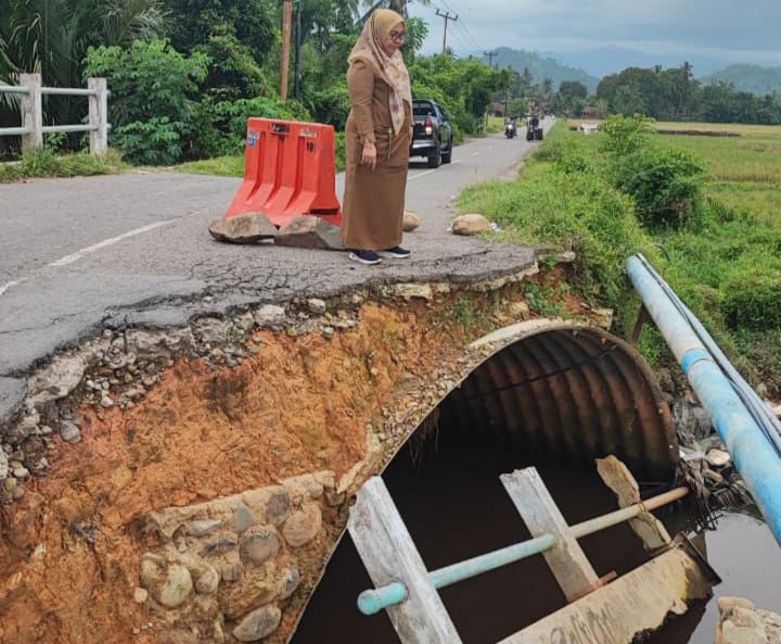 Khawatir Mubazir dengan Pemeliharaan, Pemkab Pessel Upayakan Jembatan yang Ambles di SMAN 2 Bayang Akan Dibangun&nbsp;Baru