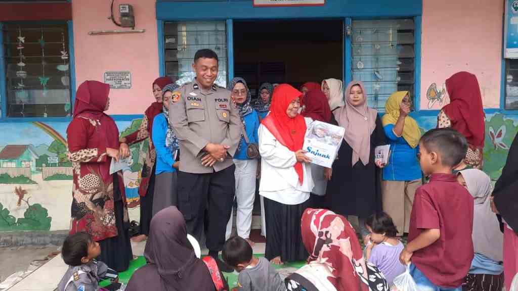 Jadi Bapak Asuh Anak Stunting, Aipda Dian Wihendro Bagikan Makanan dan Susu&nbsp;Gratis