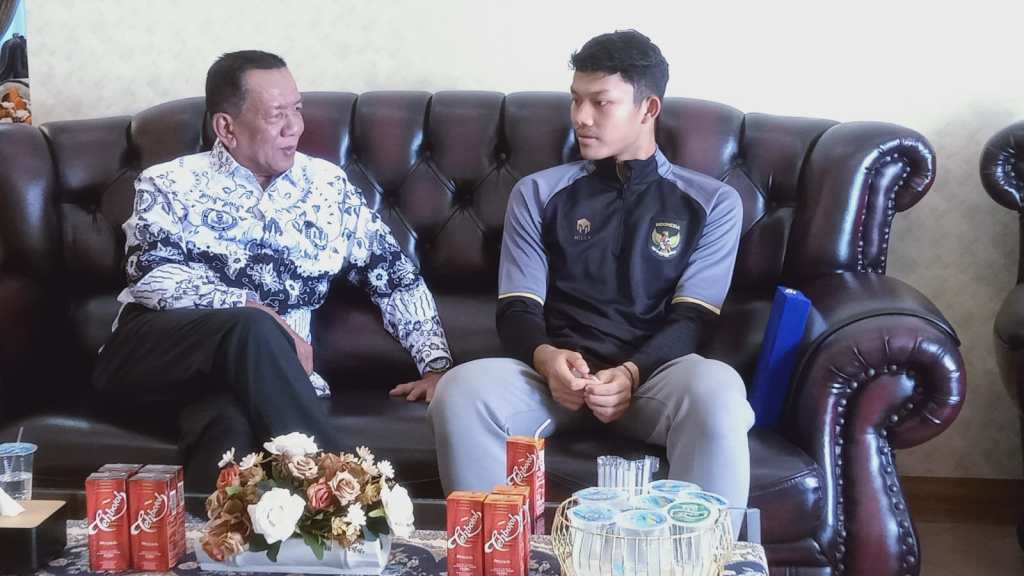 Kiper Timnas U-19 Indonesia Ikram Sambangi Bupati Rusma Yul&nbsp;Anwar