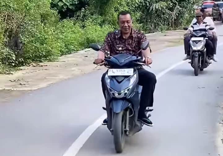 Pastikan Perbaikan Akses Sungai Bungin-Labuan Baruak, Rusma Yul Anwar Kendarai Sepeda Motor ke&nbsp;Lokasi