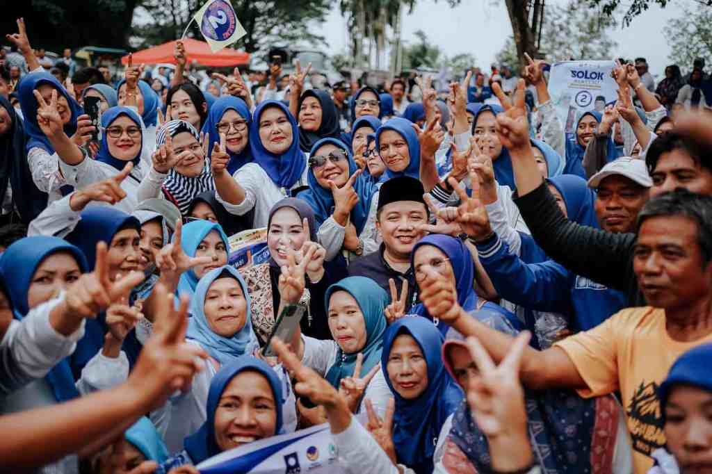 Menyala, Ratusan Pendukung Antar Pasangan Emiko-Irwan saat Pengundian Nomor&nbsp;Urut