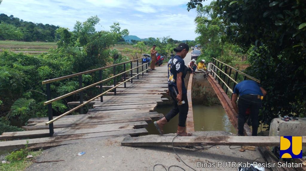 Pemkab Pessel Perbaiki Jembatan Penghubung Nagari Rawang Gunung Malelo dengan Koto Taratak di&nbsp;Sutera